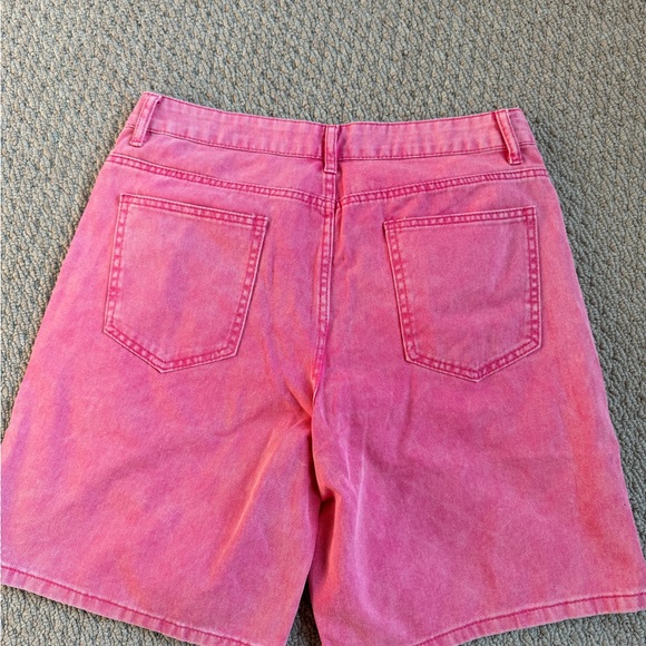 Romwe women’s pink Jean shorts, NWT- great condition, size 30 - Picture 2 of 3